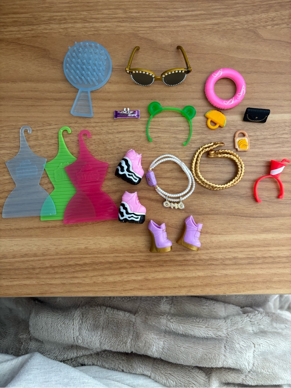 L.O.L. Surprise! Accessory Mix in Pink, Green, Purple, Gold and Black